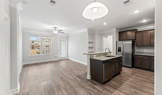 Cocina moderna y amplia sala de estar - Olde Towne Residences