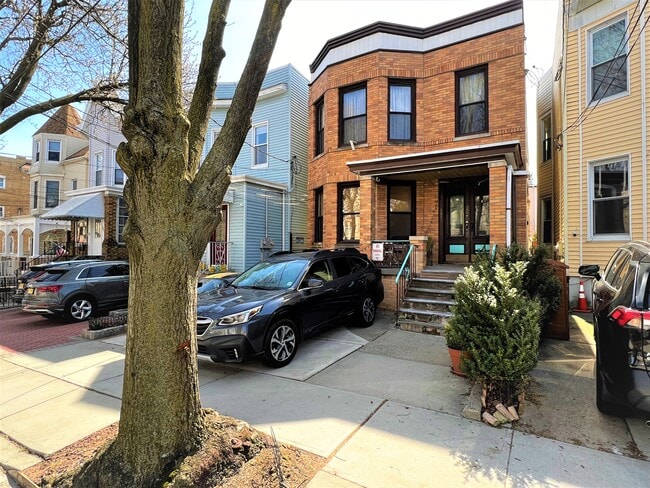 Building Photo - 107 Oak St