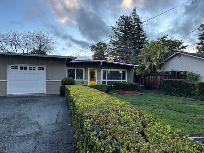 Entrada principal - 195 Murlagan Ave