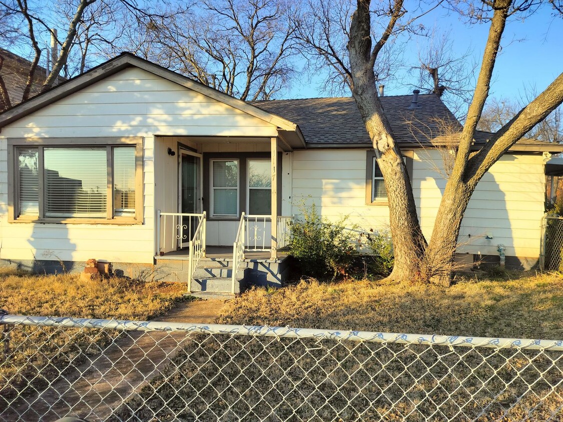 Primary Photo - 2 bed 1 bath house with central heat and a...