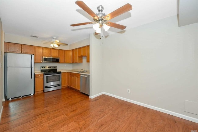 Building Photo - 225 Springmeadow Dr