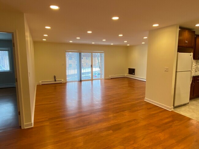 Building Photo - 10365 Dearlove Rd