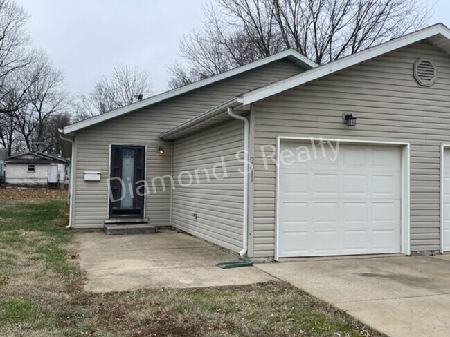 Building Photo - 2311 N Rogers Ave