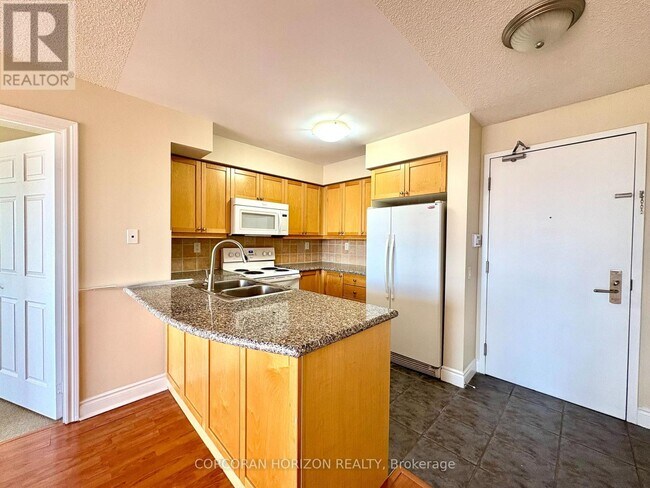 Photo du bâtiment - 78 Harrison Garden Blvd