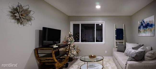 Foto del edificio - 1 br, 1 bath Apartment - 2320 Hamilton Ave