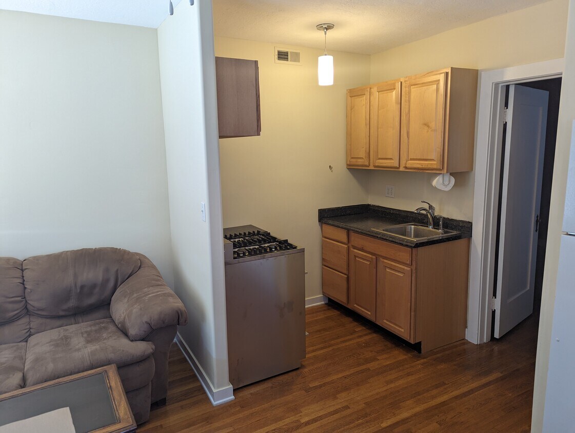 Primary Photo - 1303 E Brockton Ave