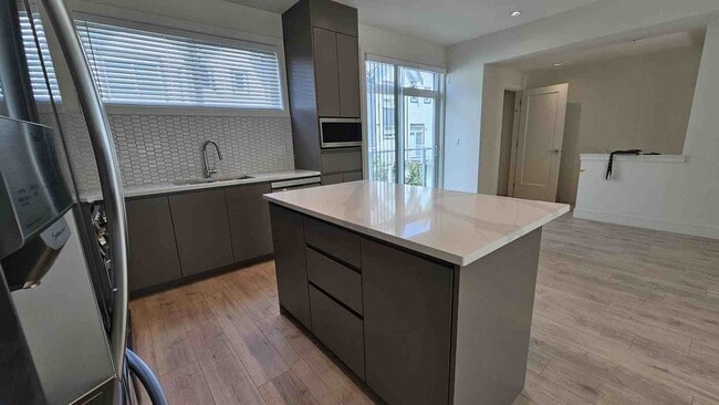 Photo du bâtiment - 23785 Dewdney Trunk Rd