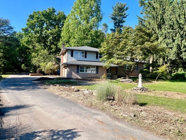 Building Photo - Spacious 3-Bedroom 2 Bath Home