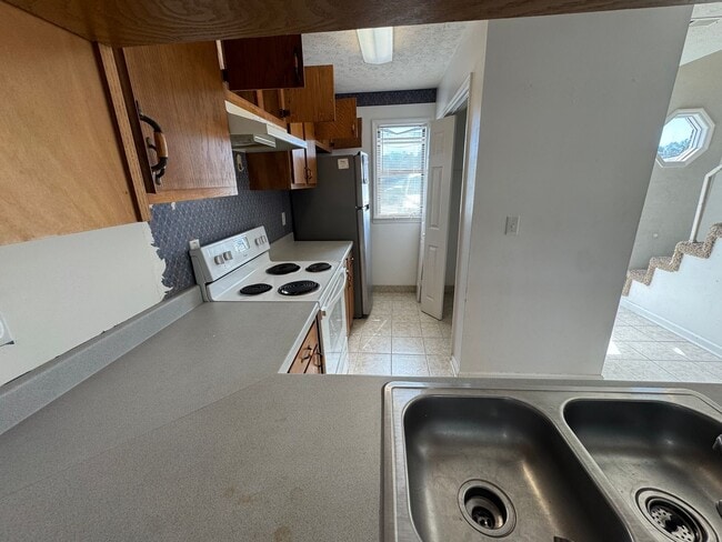 Building Photo - Fox Ridge 1-10