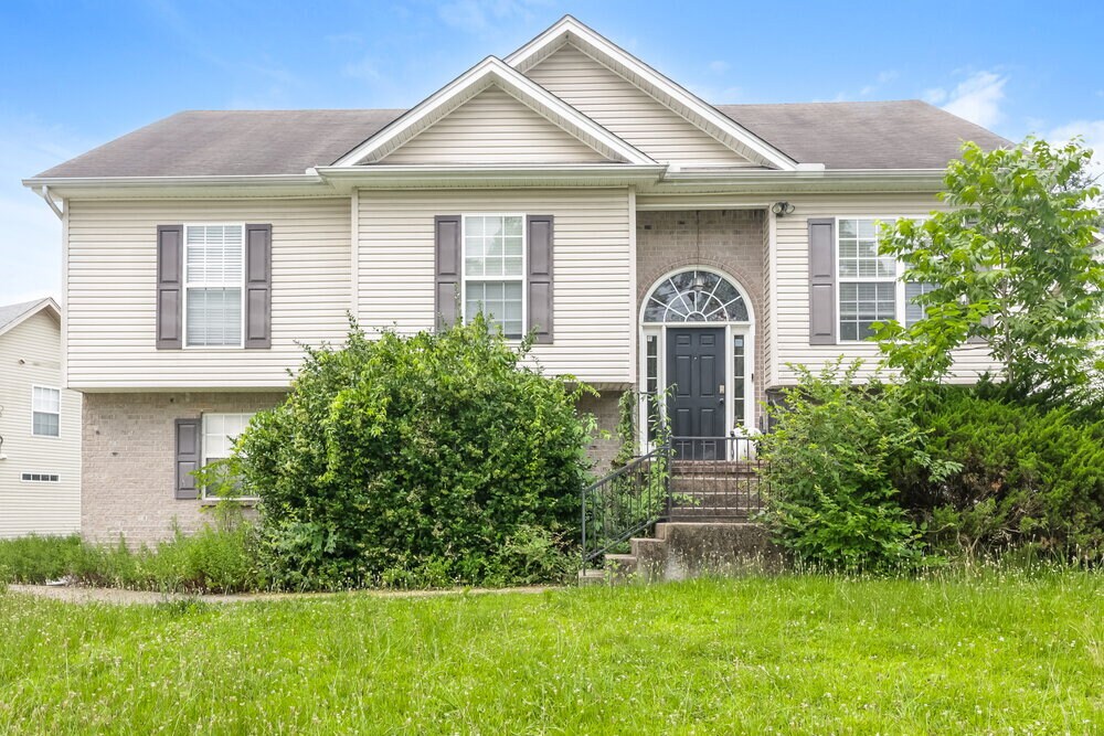 Foto principal - 300 School House Ct