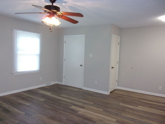 Foto del edificio - Spacious 2 Bedroom 1 Bath Duplex Minutes t...