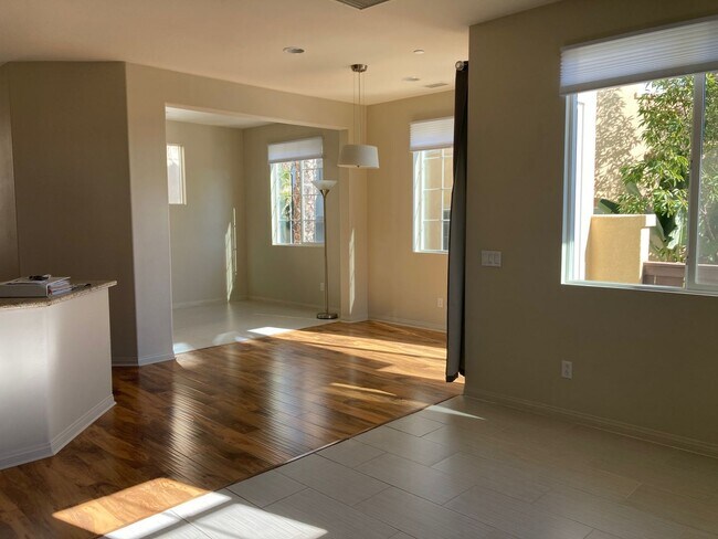 Building Photo - Beautiful 2 Bedroom Plus Office Den -- Ava...