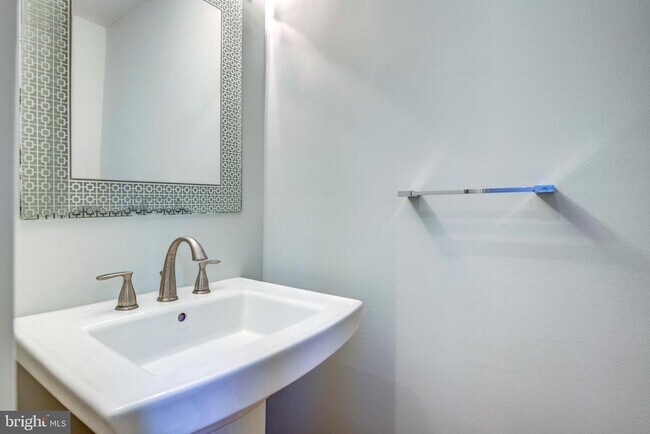 Foto del edificio - 2530 Queen Annes Ln NW