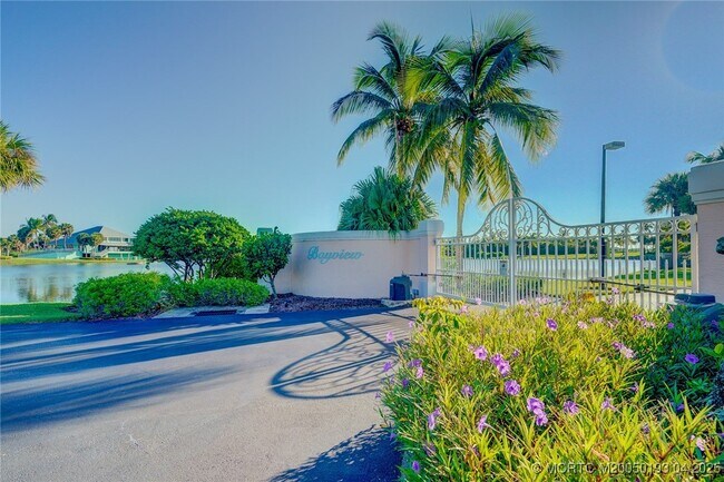 Foto del edificio - 5799 NE Island Cove Way