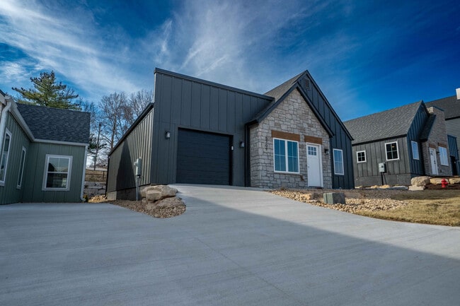 Owen-Silos-Subdivision-Luxury-Homes-South-Springfield-Missouri-Two-Bedroom-Anderson-Driveway - Owen Silos