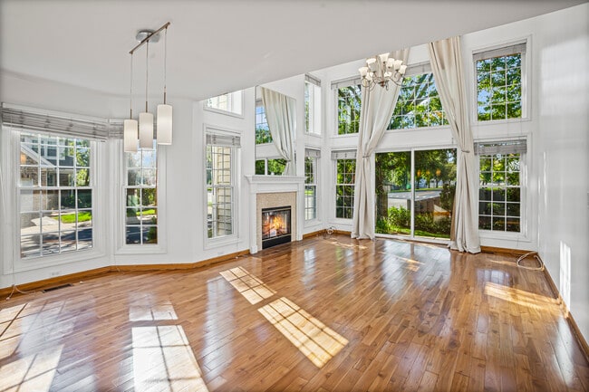 Foto del edificio - 807 Fairmont Ct