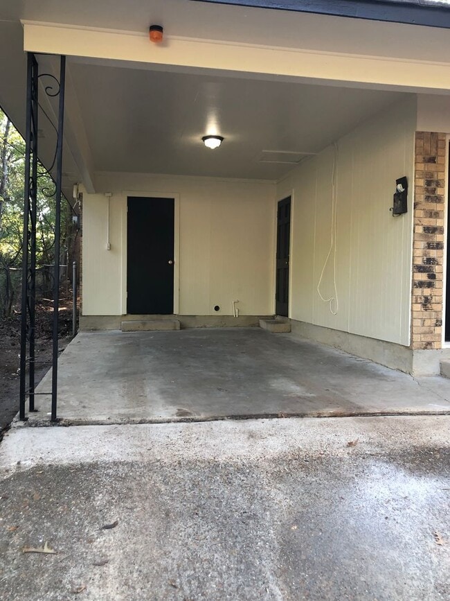 Building Photo - Very nice 3 bedroom/1 bath house with Cent...