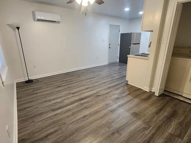 Building Photo - 503 Canal St