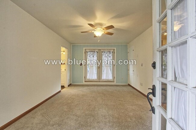 Building Photo - 3 Bed, 1 Bath Home with Primary on Main Pl...