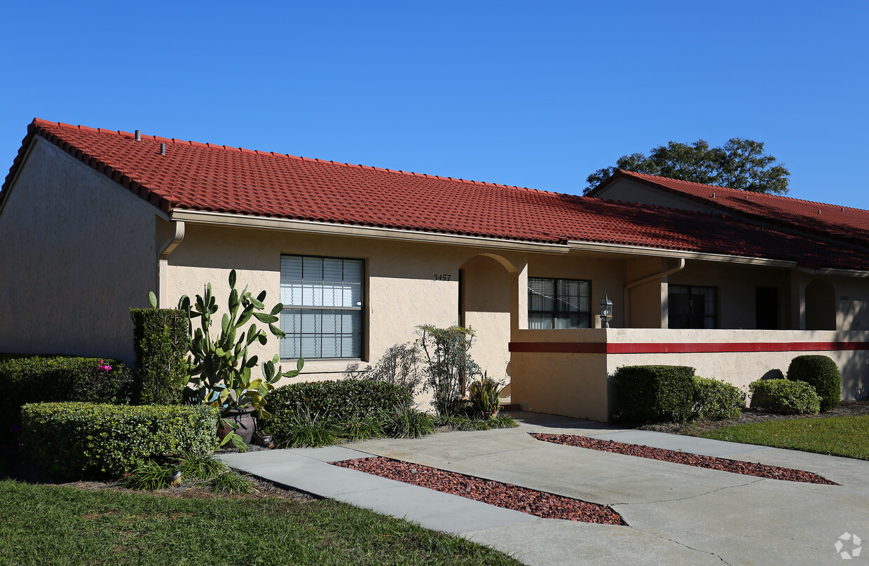 Building Photo - Paddock Villas