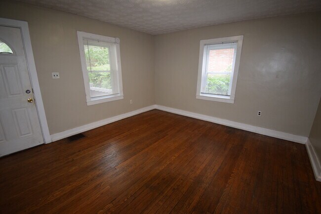 Building Photo - VIRTUAL SHOWINGS AVAILABLE - Great 4 Bedro...