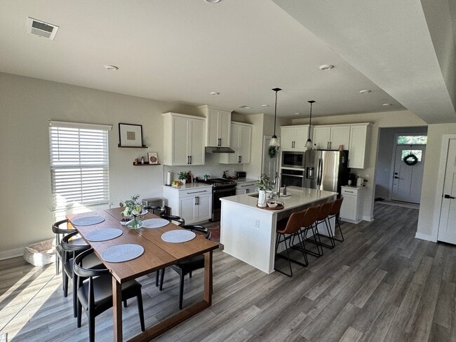 Building Photo - Stylish Living in Riverstone