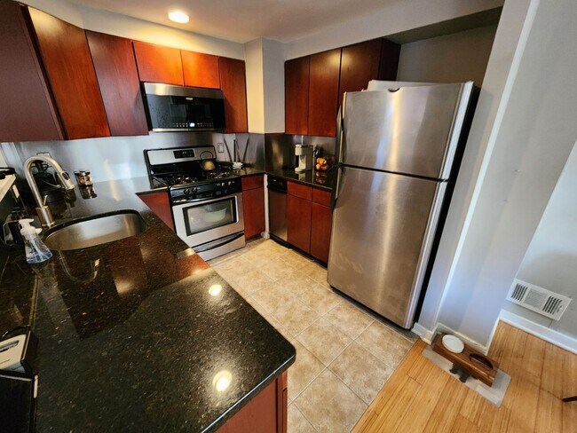 Foto del edificio - Beautiful, bright. modern, quiet, gated mu...