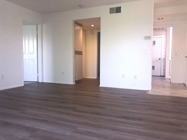 Foto del edificio - Bright 2 Bedroom Condo in Oceanside!