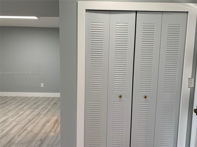 Foto del edificio - 301 NW 177th St
