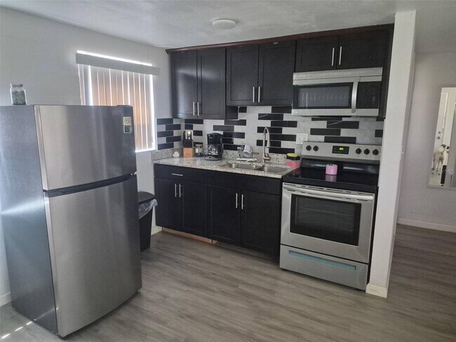 Foto del edificio - 723 1/2 24th St NW