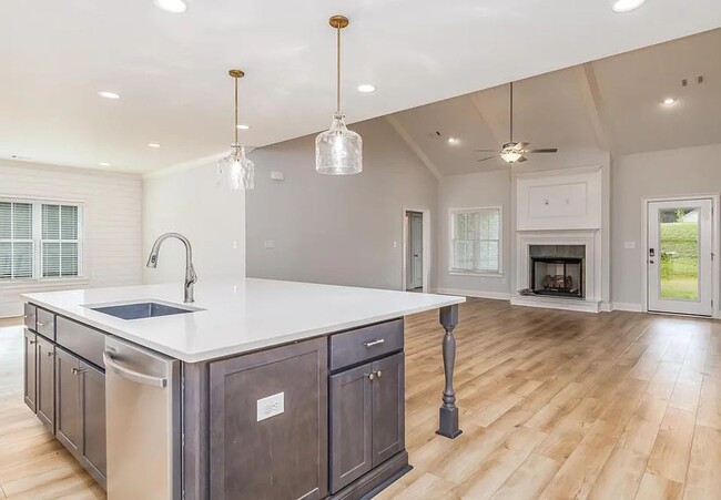 Foto del edificio - Beautiful 4 Bed, 2 Bath Home In Hidden Lakes!