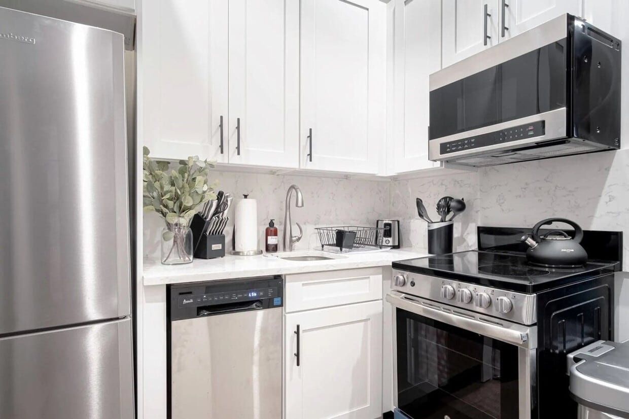 Building Photo - 215 W 104th St