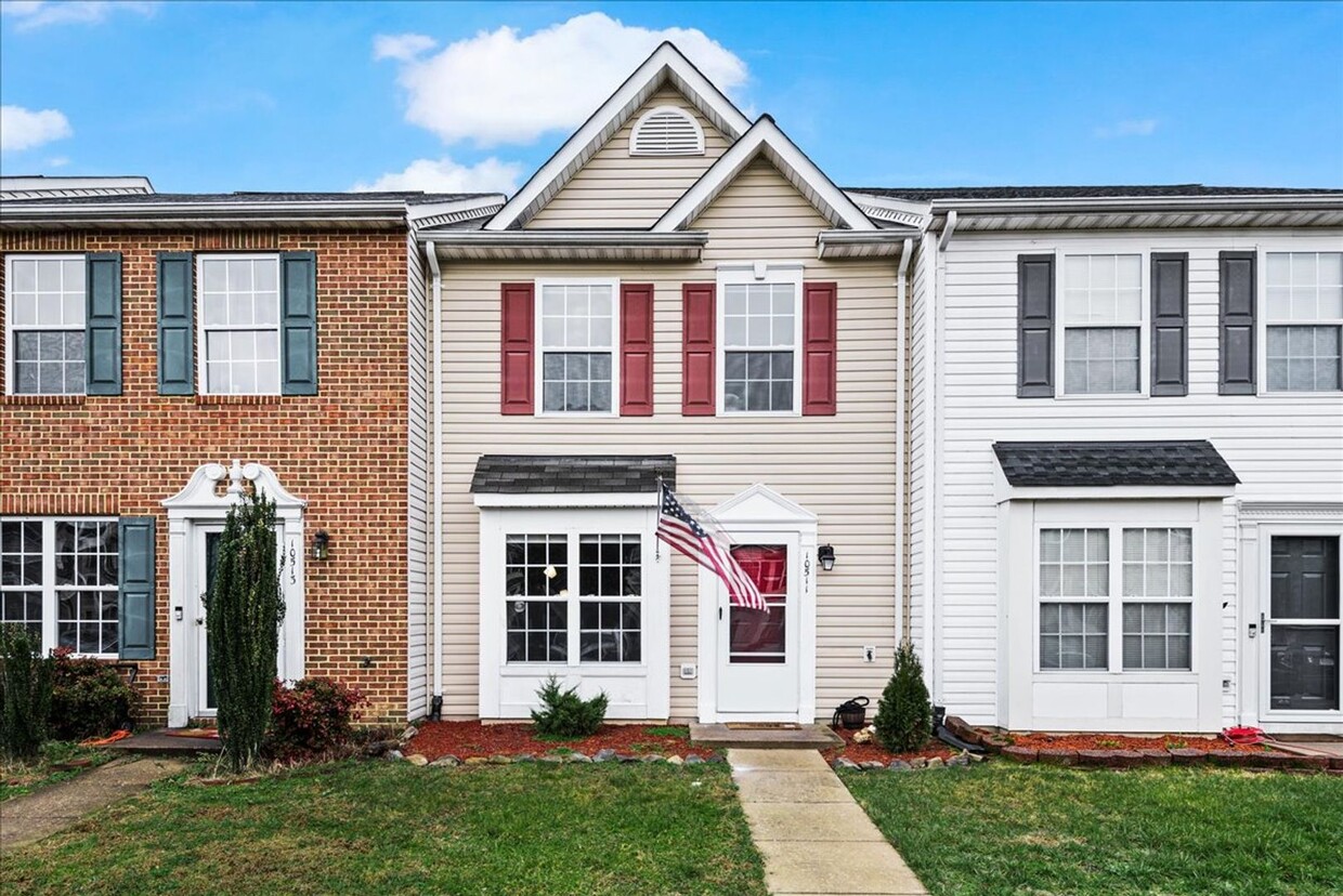 Primary Photo - Cute Townhome!