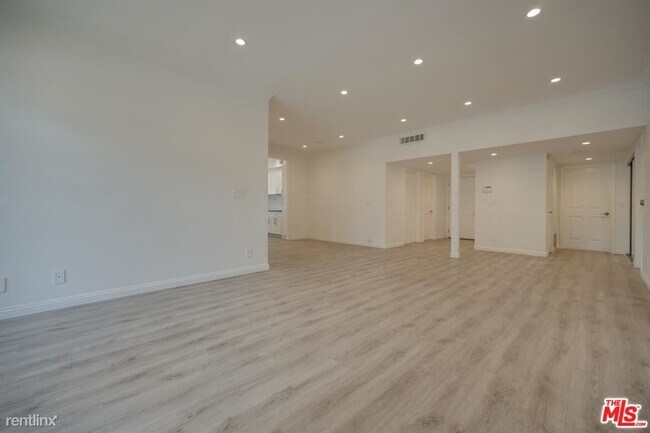 Building Photo - 3 br, 3 bath House - 9800 Vidor Dr Apt 102