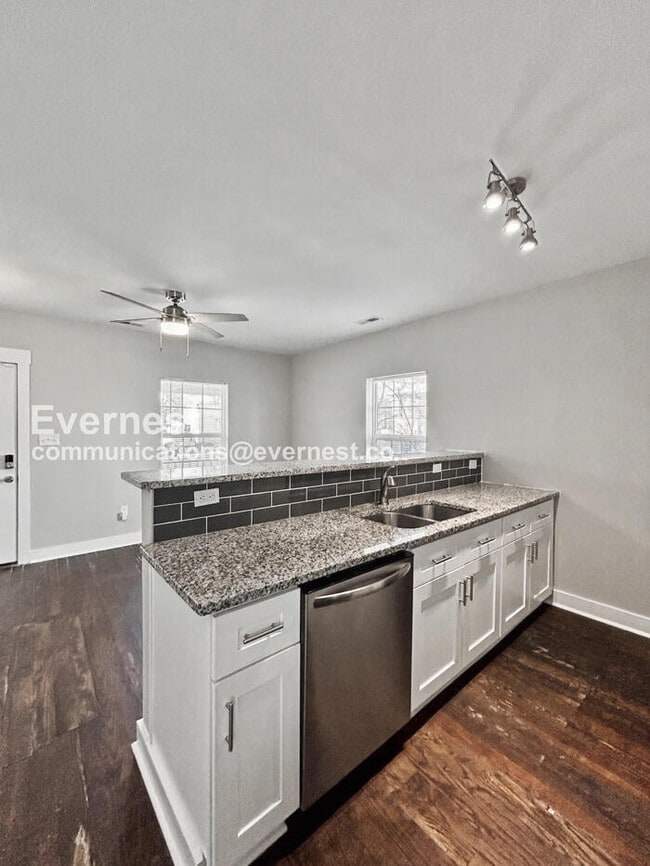 Building Photo - Charming 2 Bed, 1 Bath with Fenced Yard and Stainless Steel Appliances