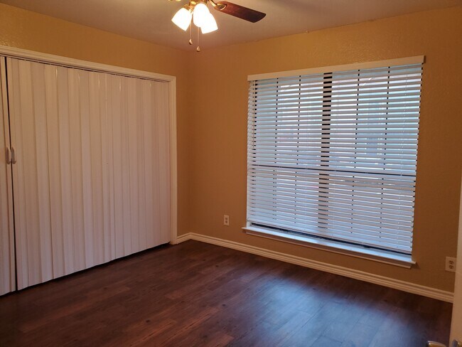 Master bedroom - 5809 Lake Hubbard Pkwy