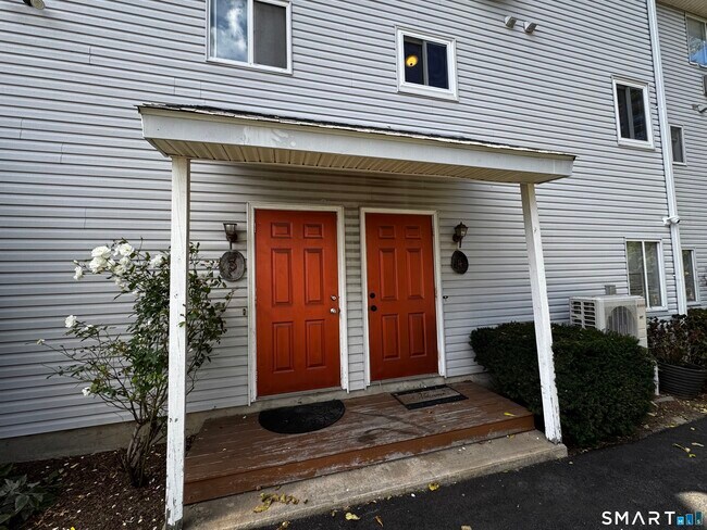 Photo - 118 W Cedar St Apartment