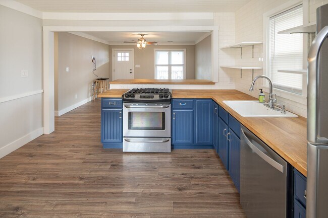 Building Photo - Renovated 3 bed, 2 bath with large fenced ...