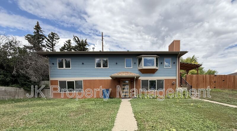 Foto principal - 105 Riverview Dr W