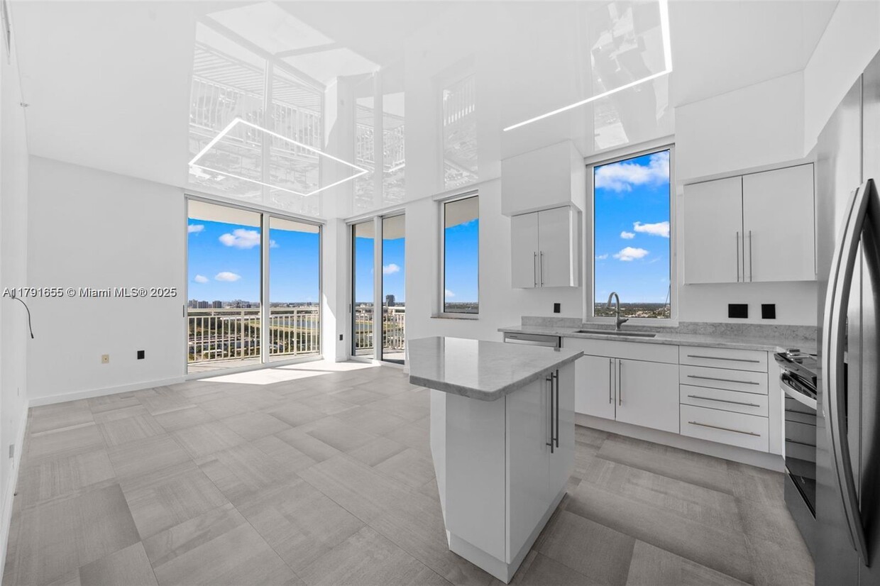 Foto principal - 1745 E Hallandale Beach Blvd