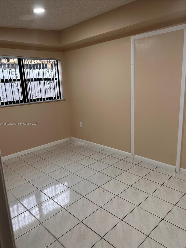 Foto del edificio - 4596 E 8th Ct