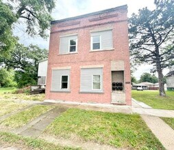 Building Photo - 3964-74 Washington St