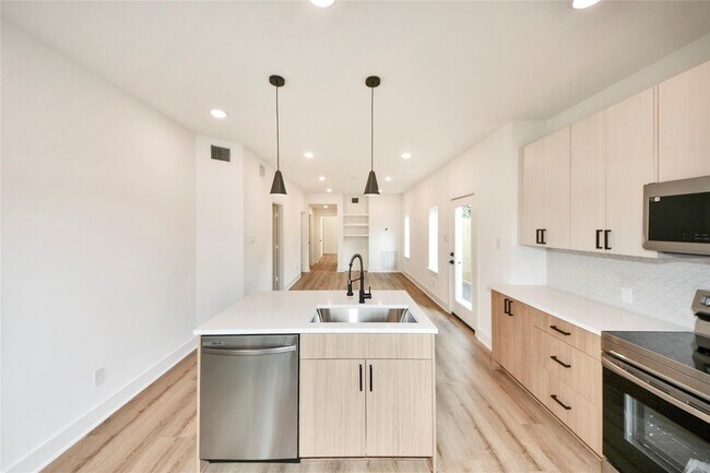 Building Photo - 932 South Ln