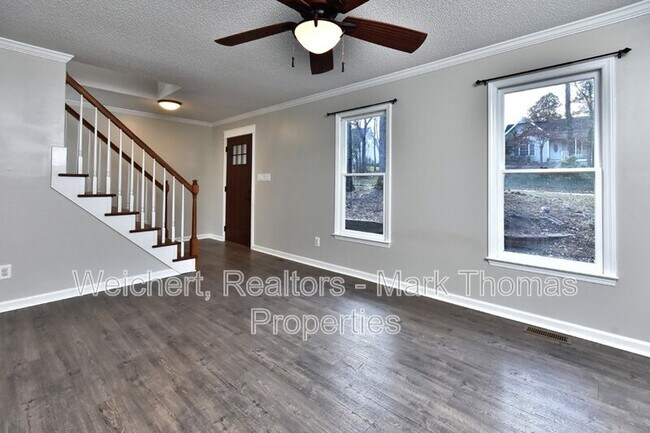 Building Photo - 220 W Elm Ave