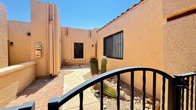 Building Photo - NW (Oracle and Orange Grove) 2 bedroom, 2 bath townhouse, 2 car garage, solar panels, no carpet!