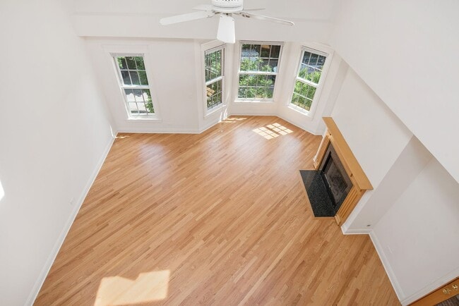 Building Photo - Large 3 BR/3 BA Duplex in the heart of Lincoln Park