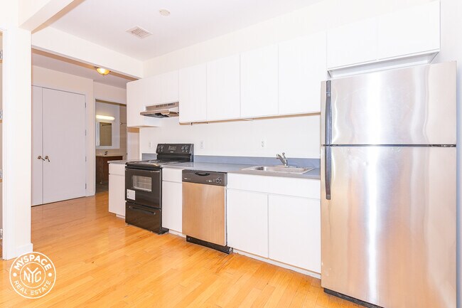 Foto del edificio - 924 Metropolitan Ave