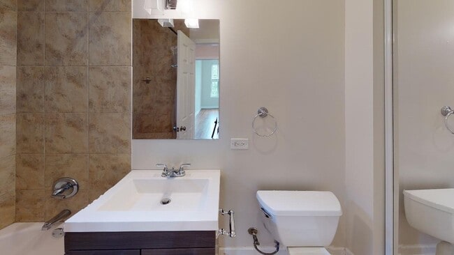 Building Photo - Rogers Park 2 Bed 1 Bath! Available 6/10 / Dog Friendly / Laundry In Building