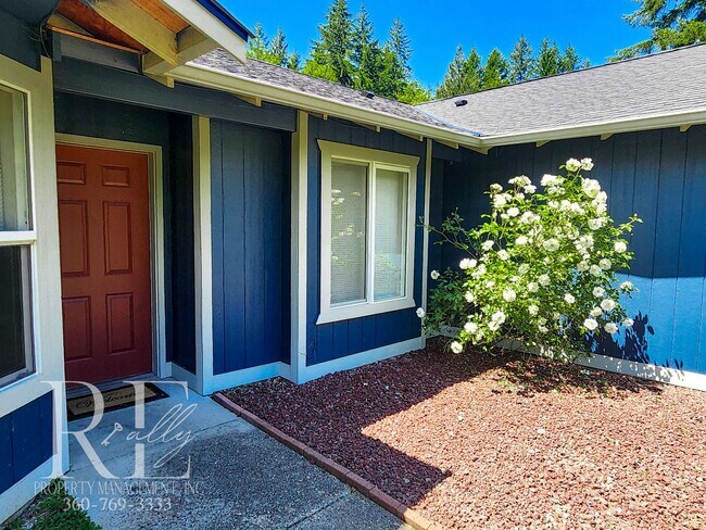 Foto del edificio - Quiet 3BR Duplex with Garage & Big Yard on...