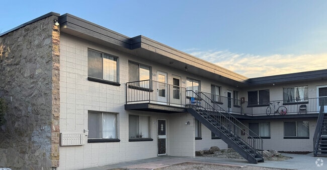 Building Photo - Highland Square Apartments